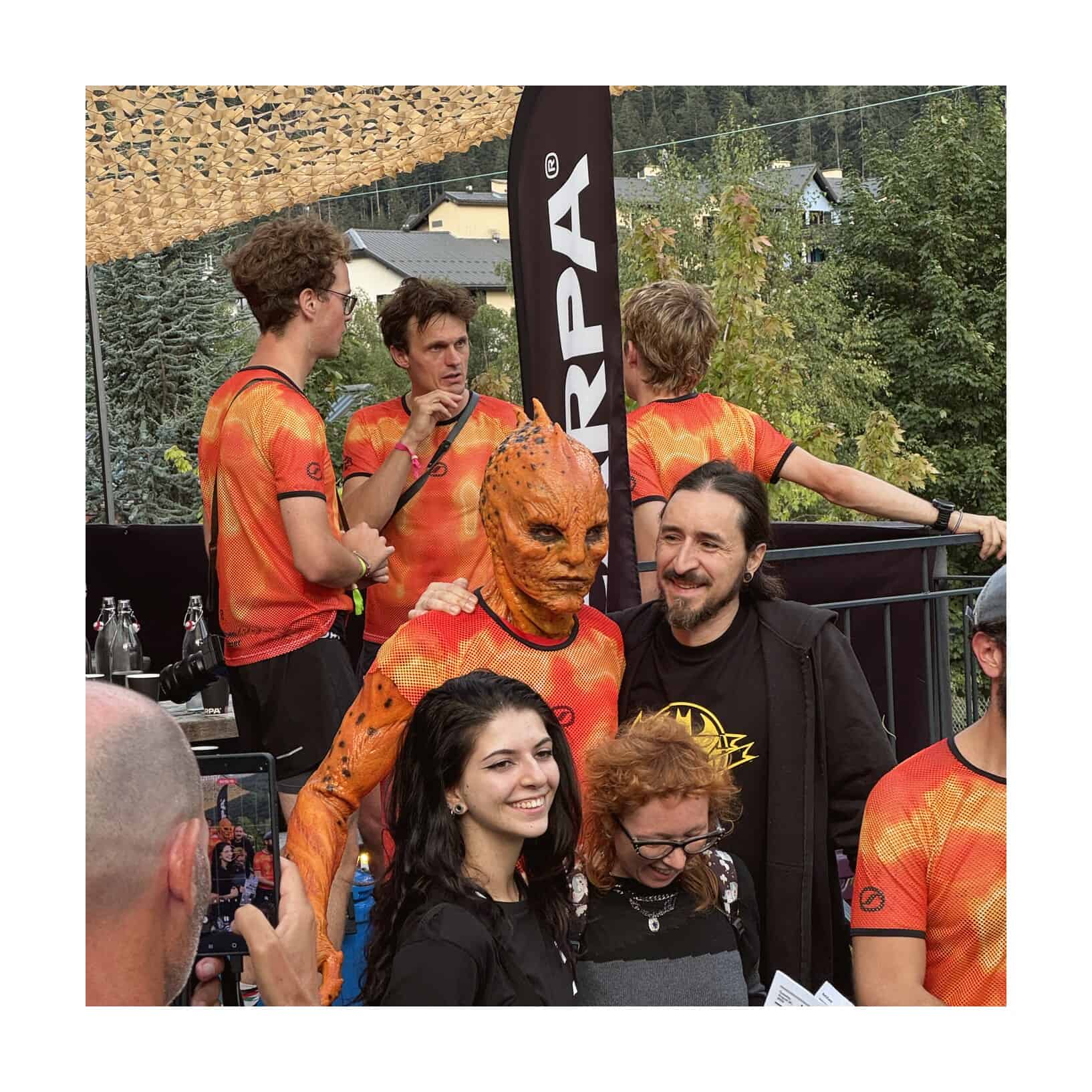 L'alieno di SCARPA posa con il pubblico al lancio delle Alien a Chamonix