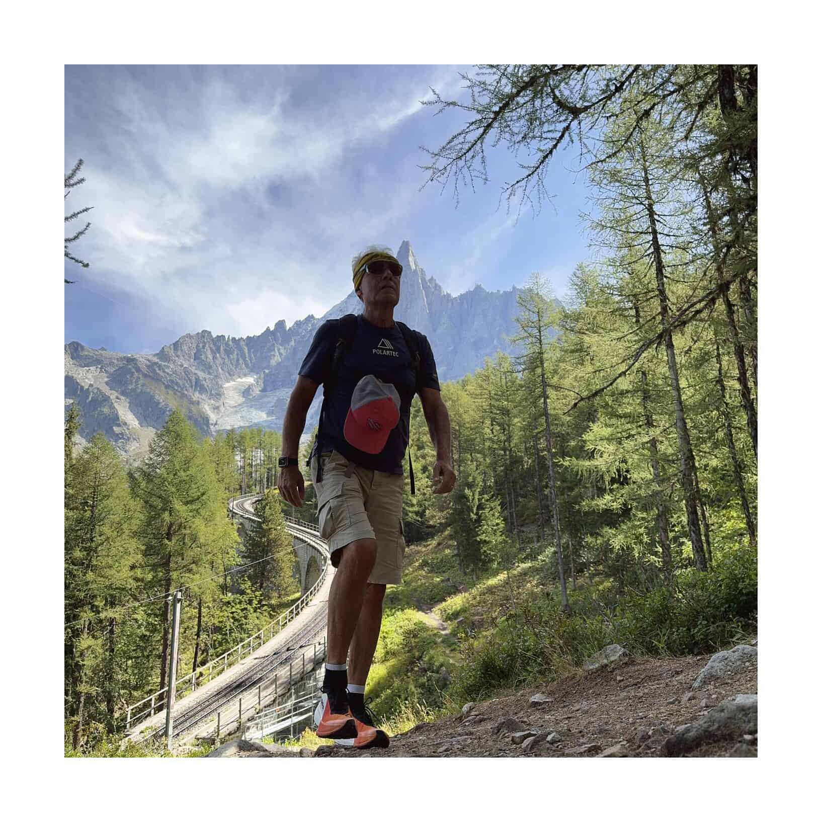 Escursionista in fast hiking verso Montenvers con il Dru e il viadotto del trenino