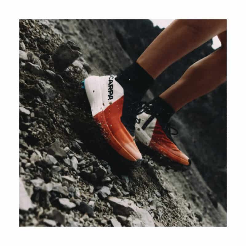 Runner in salita su pendio ripido e roccioso con SCARPA Alien Sky 2027