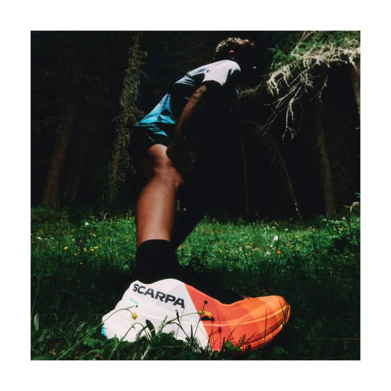 Runner nel bosco con SCARPA Alien Ultra 2027 in primo piano