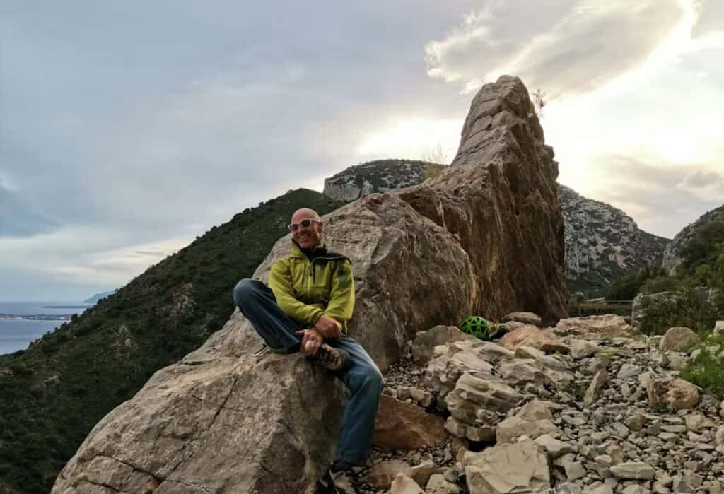 Alessandro Biscardini, Guida Alpina e tester di Outdoortest.it, seduto su un masso in falesia