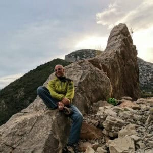 Alessandro Biscardini, Guida Alpina e tester di Outdoortest.it, seduto su un masso in falesia