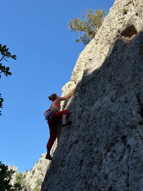 Carlotta Elli durante arrampicata