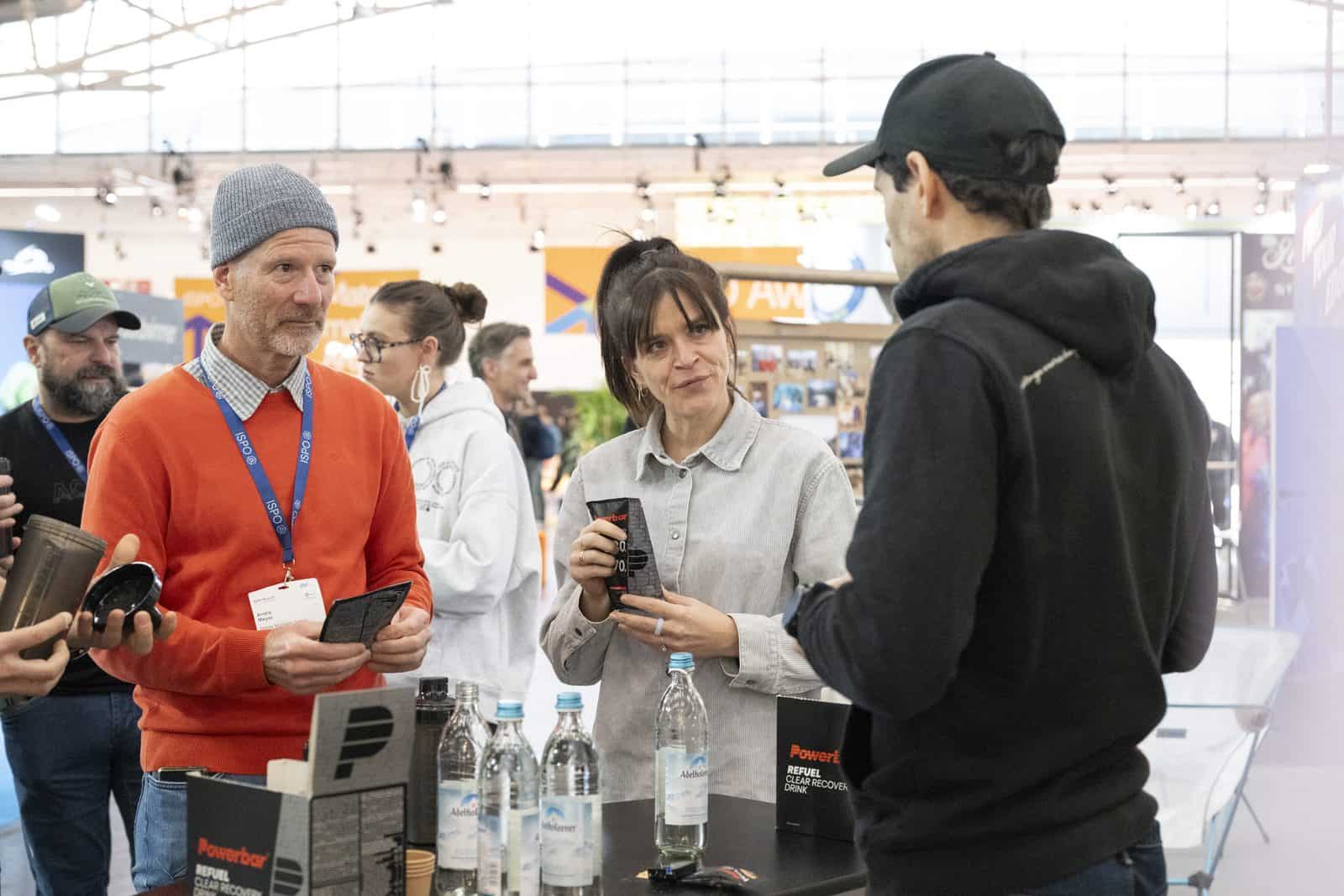 ISPO 2026: operatori e buyer a confronto su prodotti di integrazione sportiva a uno stand della fiera