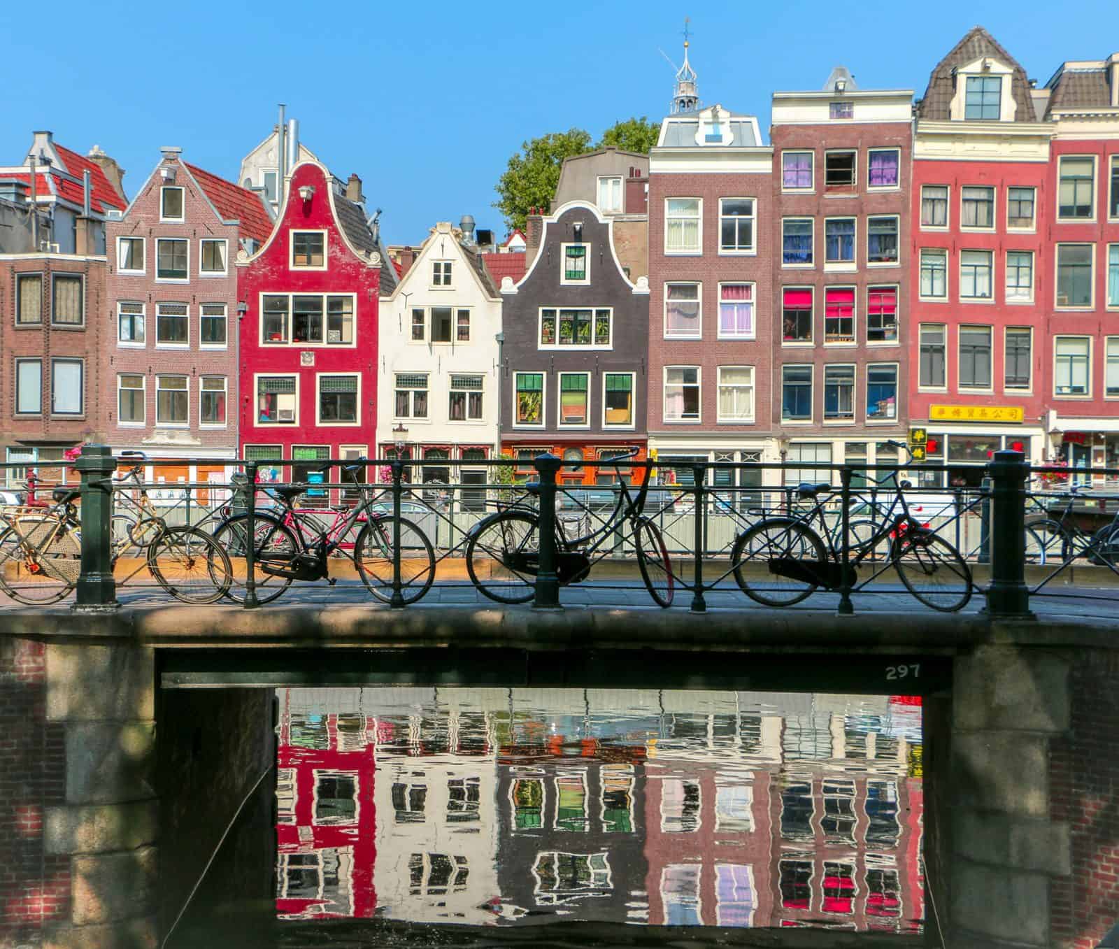 ISPO Amsterdam 2026: biciclette su un ponte dei canali di Amsterdam con le case tipiche sullo sfondo