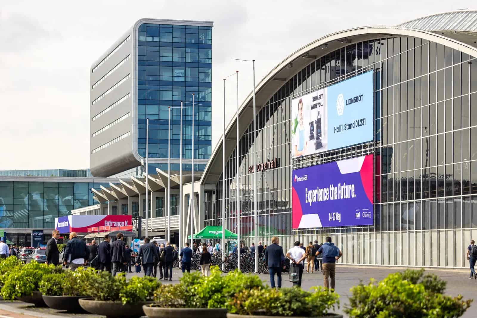 ISPO Amsterdam 2026: visitatori all'ingresso dell'Europahal del RAI durante una fiera