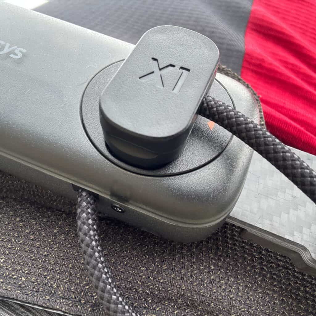 Pannello di avvio posteriore con l'innesto della batteria dell'esoscheletro DNSYS X1 Lite